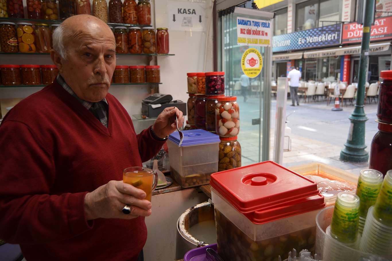 Yaklaşık yarım asırdır 81 çeşit turşu satıyor Yaklaşık yarım asırdır 81 çeşit turşu satıyor